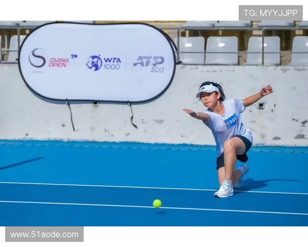 聚焦中网球童国际面孔呈现赛场文化交流与青春风采篇章绽丽画卷中